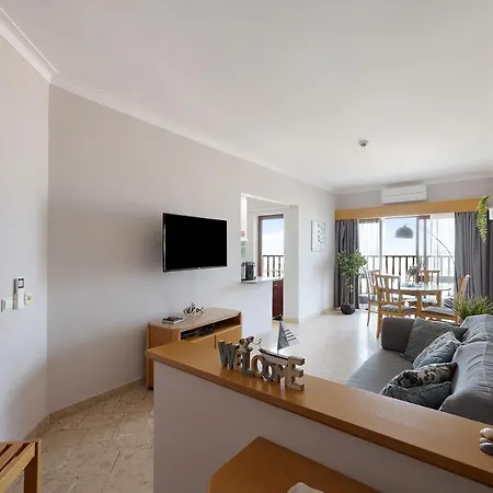 Sunny Escape Apartment *