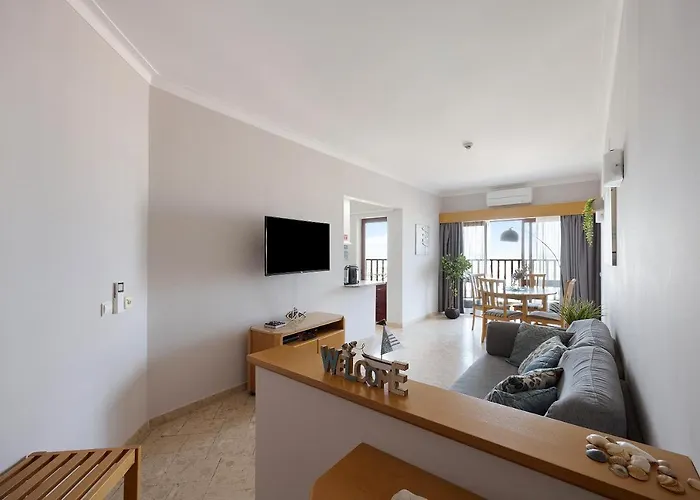 Sunny Escape Apartment *